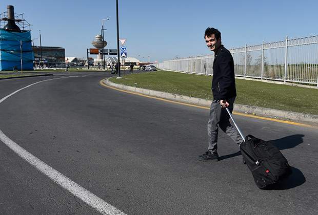 Тигран Амасян пешком добирается в аэропорт