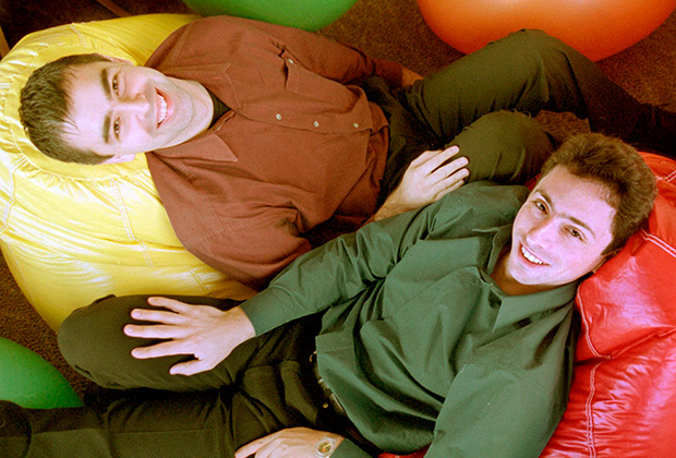 Два типичных гика, помешанных на компьютерах и интернете, Ларри Пейдж и Сергей Брин создали в 1998 году компанию Google — будущего лидера интернет-рынка. Всеобщая мода на интернет-бизнес началась именно в 90-е. 
