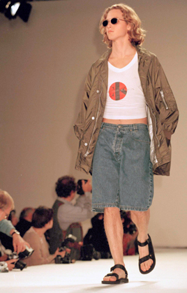 Модель в сандалиях на показе CK Calvin Klein, 1993