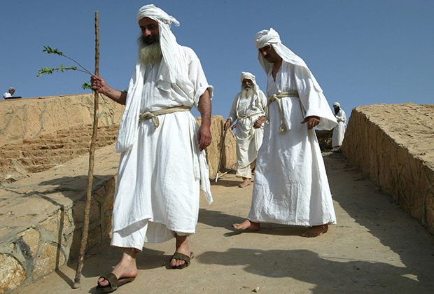Арабы в национальных костюмах