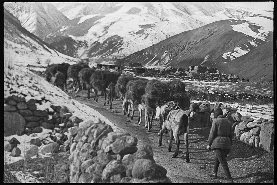 На фронтах войны. Доставка оружия бойцам Красной армии. Северный Кавказ, 1944.