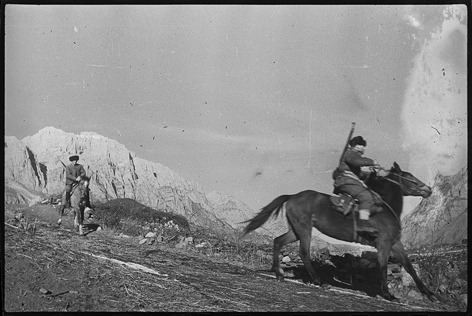 Партизаны ведут бой в горах. Северная Осетия, 1942.
