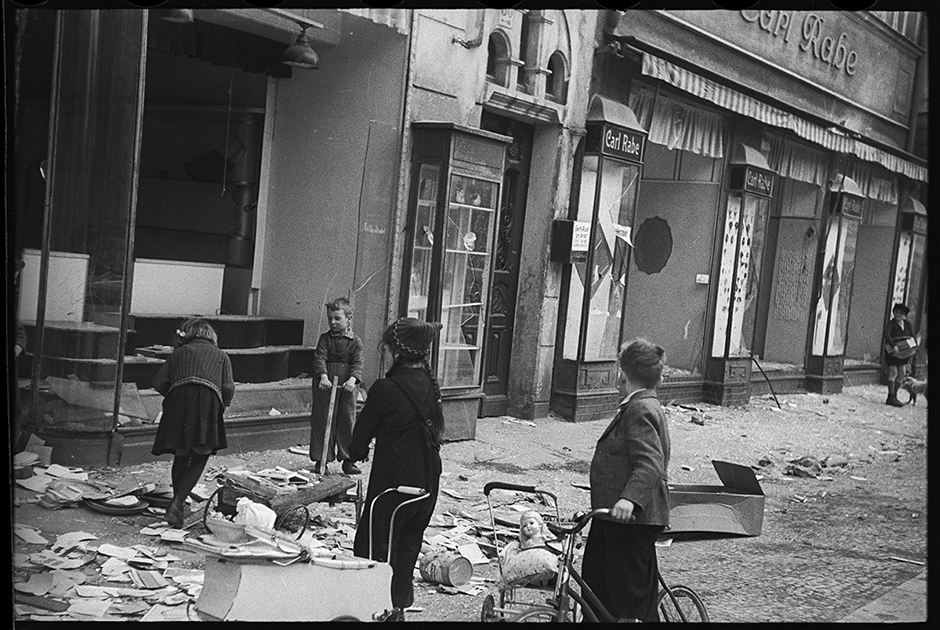 В немецком городе, взятом Красной армией. Германия, 1945.