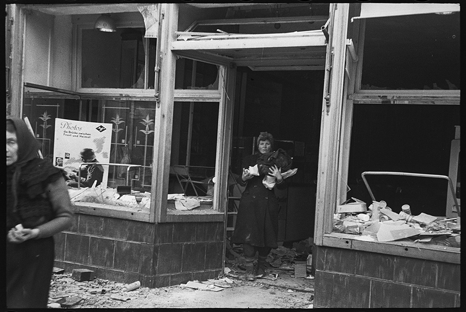 Местные жители грабят магазин после обстрела. Данциг, 1945.