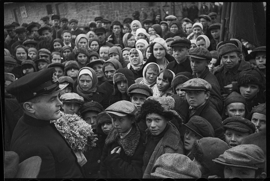 Товарищ М. ведет беседу с молодежью. Ленинград, 1940.