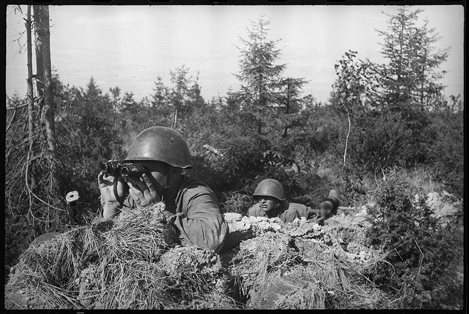 Артиллеристы-разведчики ведут наблюдение за противником. Западный фронт, 1942.