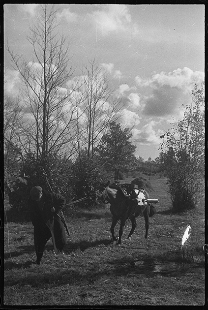 Партизаны с пулеметами на высоте. Ленинградская область, 1942.