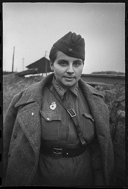 Гвардии военфельдшер А.С. Алимова, участница боев за Сталинград, 1942.