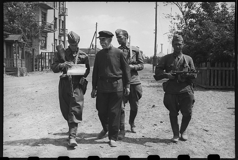 Советские воины беседуют с местными жителями. Восточнее Воронежа, 1943.