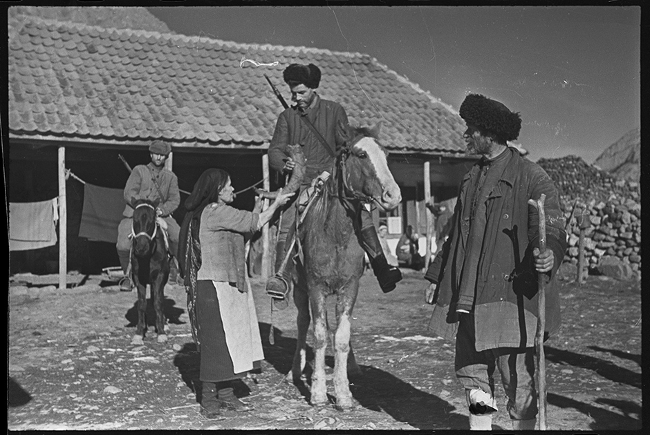 Партизан П. прощается с родными перед выступлением в поход. Северная Осетия, 1942.