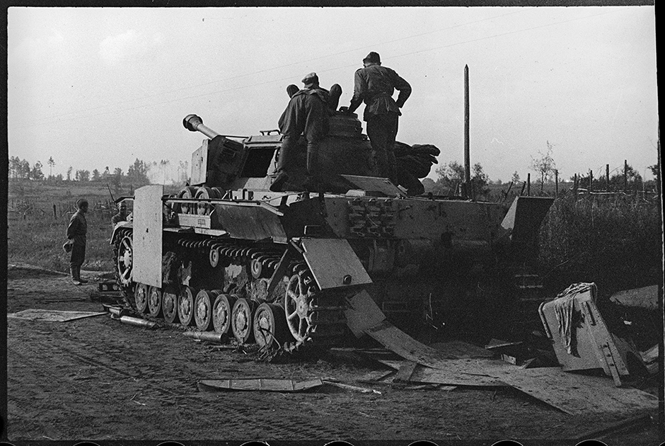 Захваченный нашими войсками немецкий танк. Брянский фронт, 1943.