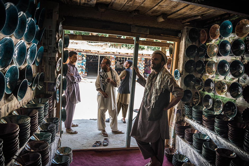 Главная улица деревни Исталиф усеяна лавками, в которых гончары продают свои работы. 30 июня 2016 года. 


