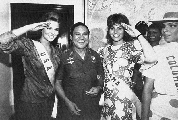 Панамский лидер в окружении мисс США и мисс Панама в июле 1986 года
