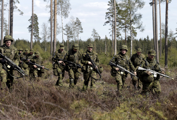 Эстонские солдаты принимают участие в военных учениях НАТО Hedgehog на полигоне Тапа в Эстонии