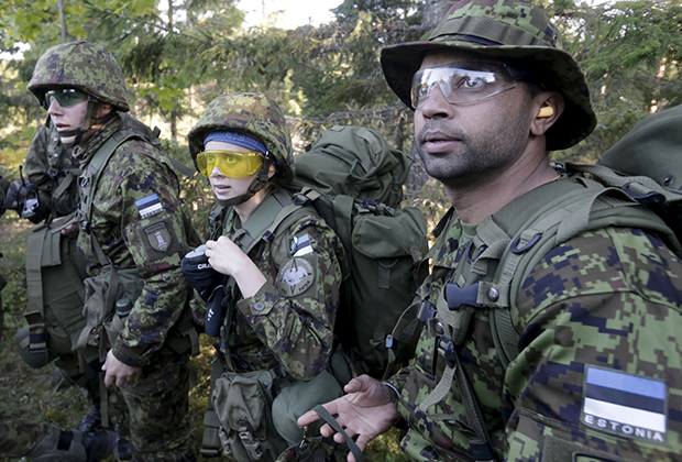 Волонтеры Эстонской лиги обороны на учениях недалеко от Рабасааре, Эстония