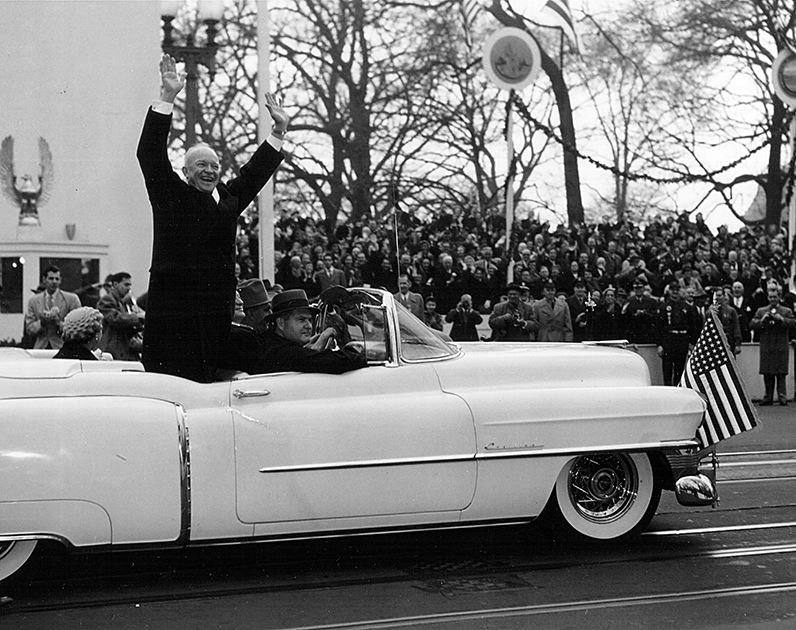 Традиция после инаугурации приветствовать публику из кареты, а затем и из автомобиля до убийства Кеннеди была распространена и в США. Причем за океаном также использовали кабриолеты, хотя инаугурация в Америке проходит в январе, а не летом, как во Франции. На фото Дуайт Эйзенхауэр машет собравшимся из салона новейшего Cadillac Eldorado, 1953 год. 
