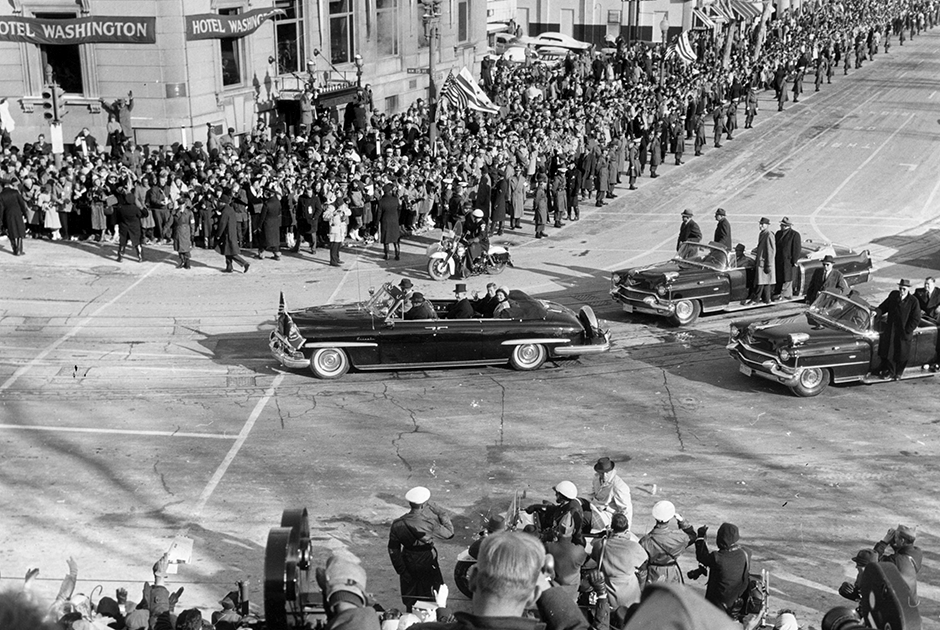 До роковых выстрелов в Далласе еще два года, а значит, ничто не мешает Джону и Джеки Кеннеди наслаждаться солнцем январского дня 1961 года с заднего сиденья открытого Lincoln Cosmopolitan. В конце 50-х Cadillac уступил Lincoln право строить автомобили для президента. 