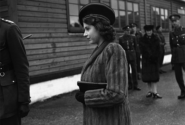 Будущая королева Елизавета II в армейском тренировочном лагере в Южной Англии (1944)