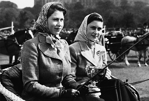 Принцессы Елизавета и Маргарет Роуз с выигранным ими кубком на Royal Windsor Horse Show (1945)