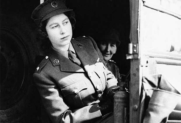 Будущая королева Елизавета II в санитарной машине (апрель 1945 года)