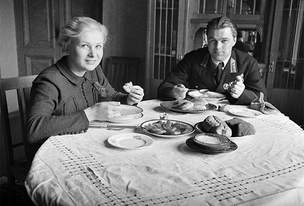 Валентина Серова с первым мужем, Героем Советского Союза летчиком Анатолием Серовым (1938)
