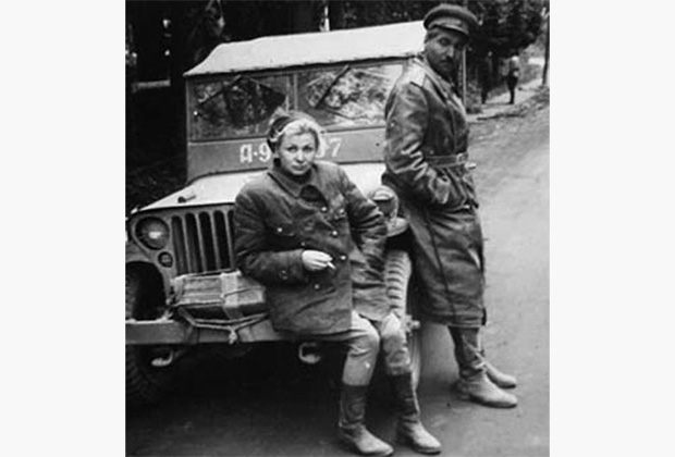 Валентина Серова и Константин Симонов в расположении действующей армии (1944)