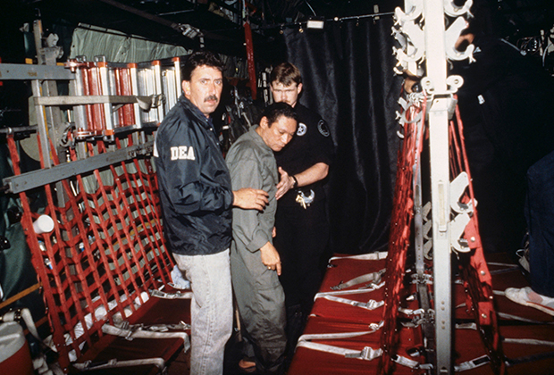 3 января 1990 года Норьега сдался американцам и отправился в тюрьму во Флориду