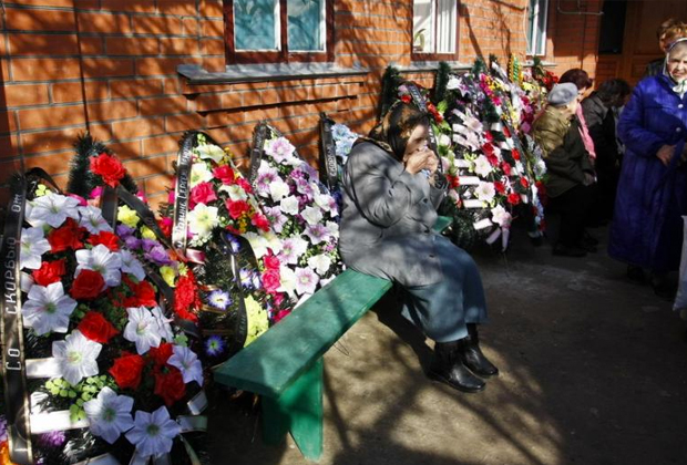 Похороны жертв массового убийства в доме Сервера Аметова