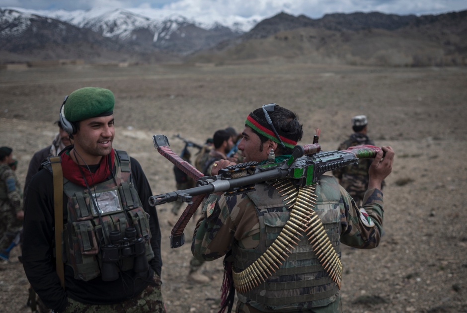 Некоторое время Пономарев провел с афганскими военными, которых обучают американцы. Однако дисциплина и соблюдение жестких норм не для афганцев: им выдают оружие и форму, но одеваться по уставу они категорически не хотят. Когда фотограф вместе с американцами наведался на афганскую базу, ворота оказались открыты, а местные военные никак не реагировали на гостей и продолжали завтракать. 
