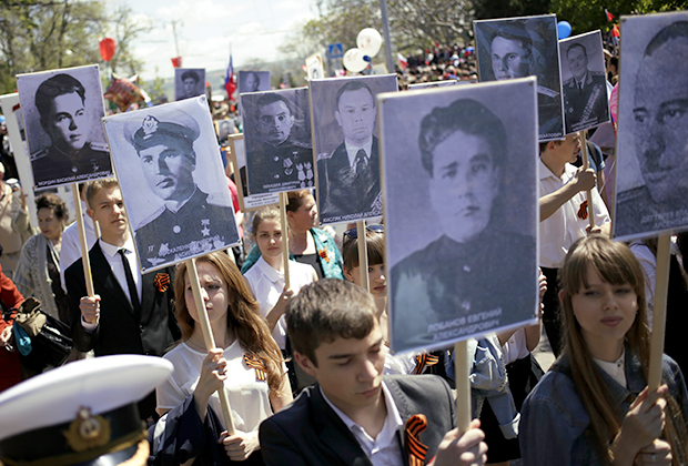 Участники акции «Бессмертный полк» во время празднования 70-летия Победы в Великой Отечественной войне 1941-1945 годов в Севастополе