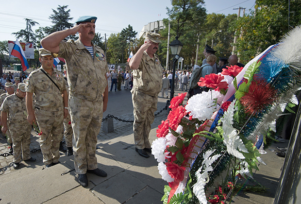 Возложение цветов к Долгоруковскому обелиску во время акции «Бессмертный бастион» в Симферополе