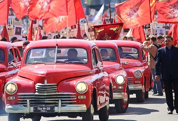 Памятную колонну в Челябинске возглавили красные автомобили «Победа». Теперь у местного «Бессмертного полка» появился новый символ — штандарт Танкограда