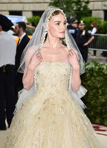 Актриса Кейт Босуорт давно замужем, но образ невесты на выданье (в платье традиционно «свадебного» бренда Oscar de la Renta) ей к лицу. 