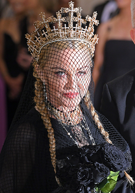 Если вы забыли, что когда-то Мадонну называли королевой поп-музыки, то она готова напомнить. Корона из крестов и вуаль создали образ вдовствующей императрицы. 