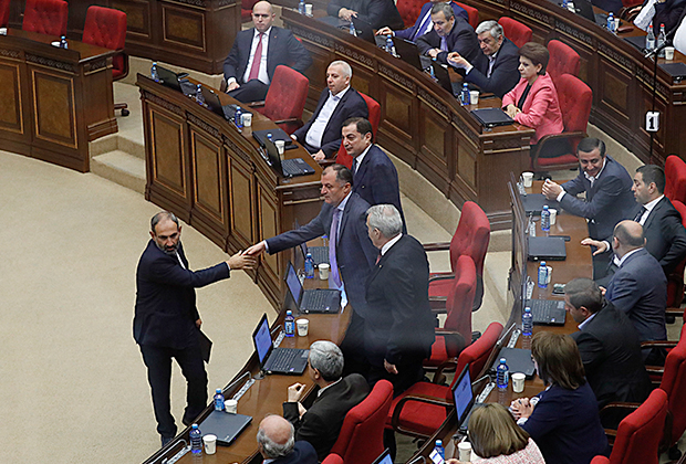 Никол Пашинян принимает поздравления после избрания его премьер-министром