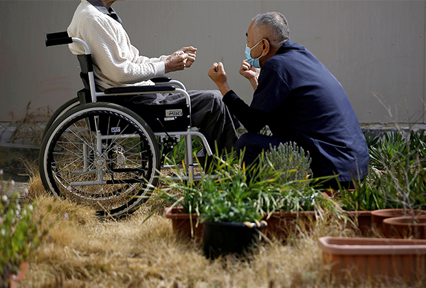 92-летний заключенный (слева) в тюрьме в Токусиме