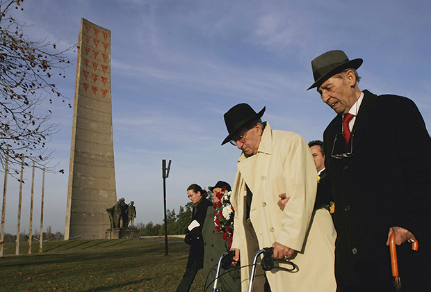 Возведенный в ГДР памятник жертвам концлагеря Заксенхаузен, с перевернутыми красными треугольниками