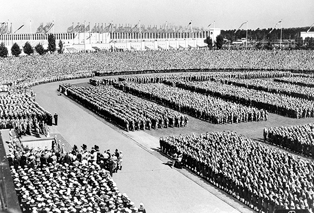 65 тысяч юношей и девушек на параде в честь съезда нацистской партии в 1936 году. Ныне на этом месте разбит парк