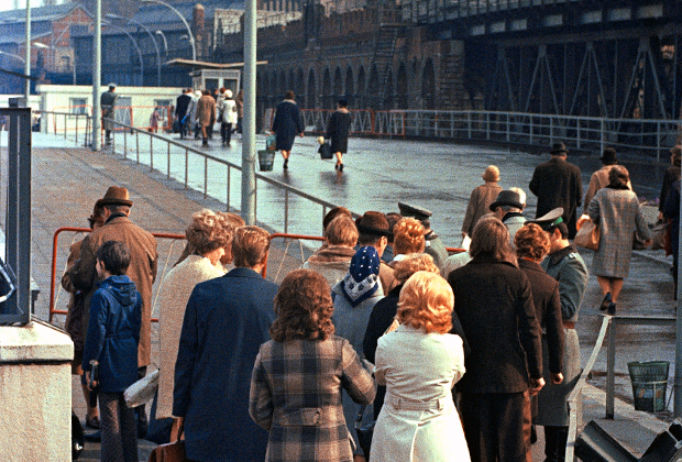 Встреча жителей Восточного и Западного Берлина во время краткосрочного открытия пропускных пунктов. 1972 год