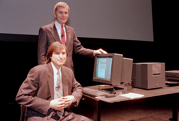 В 1980-е годы Джобс такого себе не позволял. В 1989 году на презентации очередного продукта компании NeXT Computer Inc., которую он возглавил после ухода из Apple, он появился в дорогом костюме.