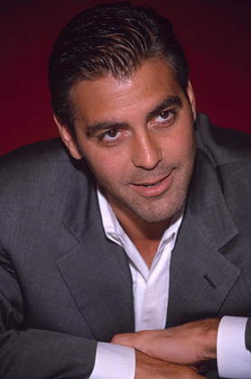 Один из секс-символов и икон стиля начала XXI века — Джордж Клуни. Приталенный итальянский пиджак, расстегнутая рубашка, легкая седина и легкий загар — классический метросексуал. Неудивительно, что слухи о нетрадиционной сексуальной ориентации преследовали Клуни большую часть карьеры.