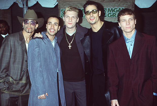 Если 'N Sync проповедовали более мальчиковый стиль, то Backstreet Boys старались выглядеть взрослее и брутальнее. В их гардеробе можно было найти пиджаки, кожу, свитера и водолазки. 