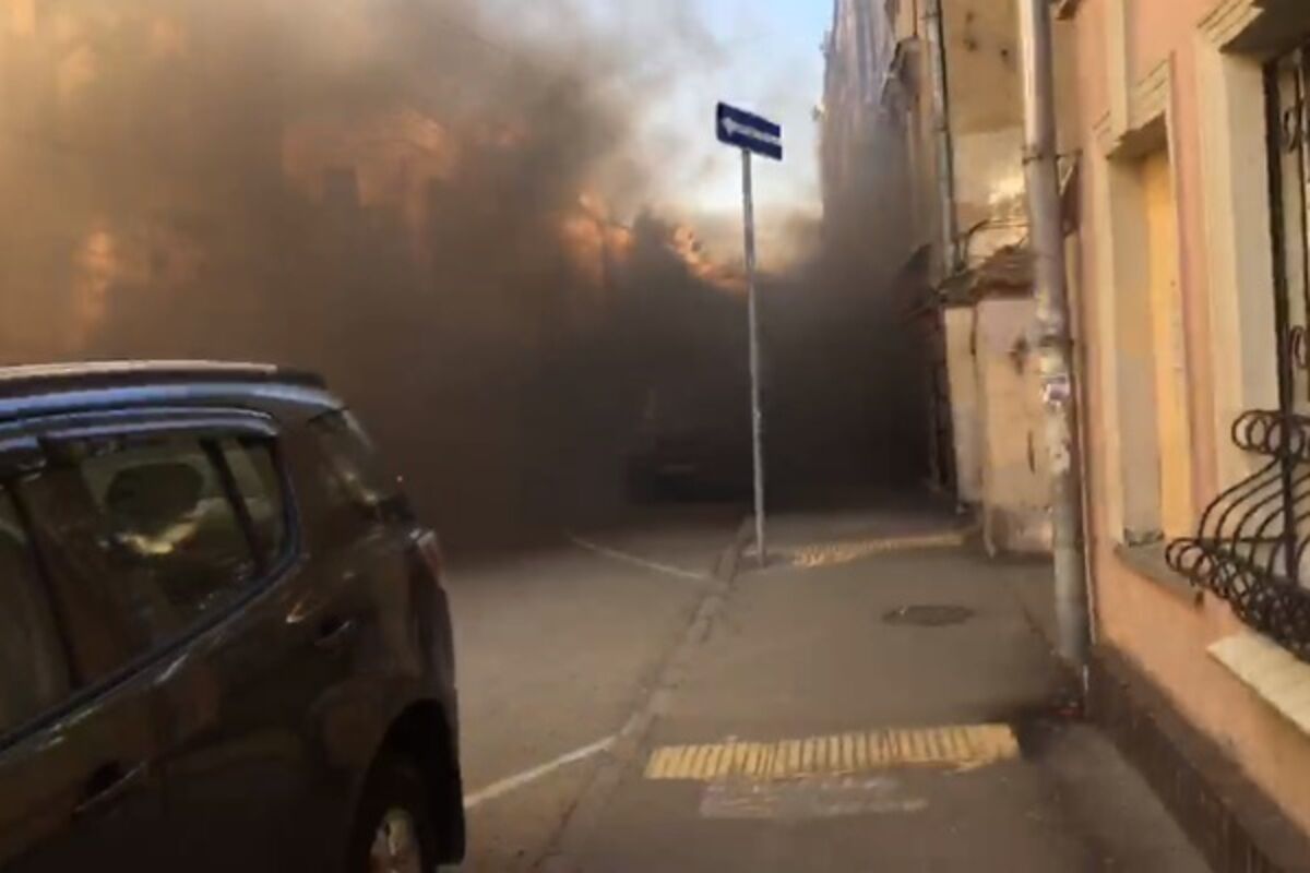Посольство Латвии в Москве закидали дымовыми шашками