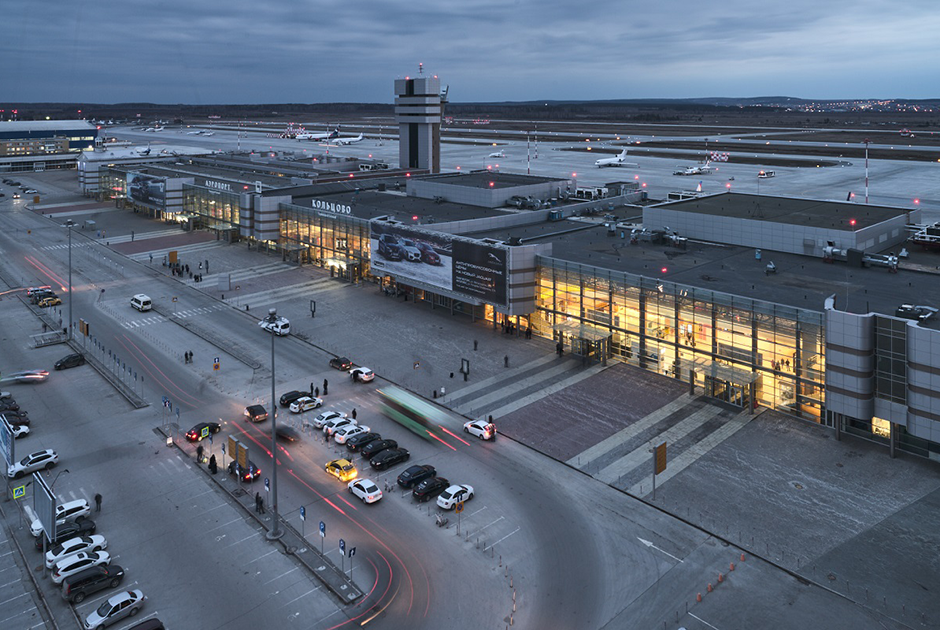 Екатеринбургский аэропорт Кольцово — первый архитектурно выделяющийся современный аэровокзал в России вне Москвы и Санкт-Петербурга. Крупный хаб: летающие отсюда «Уральские авиалинии» сейчас доросли до третьего после «Аэрофлота» и S7 пассажиропотока в стране.
