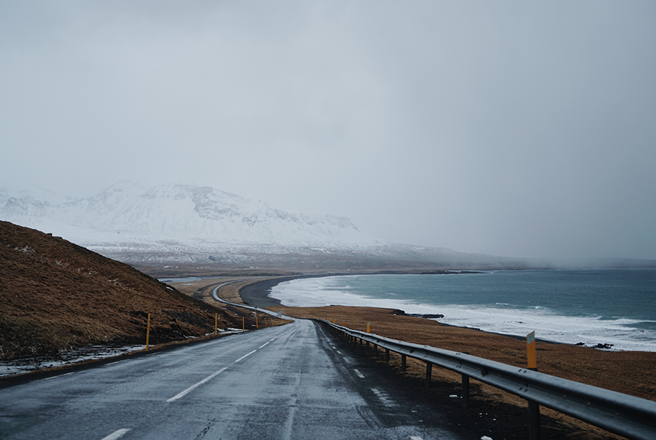 Поток туристов начинается в мае и заканчивается в сентябре. Именно в летние месяцы в Исландии особенно тепло: температура в среднем поднимается до 15 градусов, а иногда даже светит солнце. Местные уверяли, что в зависимости от сезона пейзажи и атмосфера страны меняются до неузнаваемости. Поэтому после летнего путешествия, историю которого «Лента.ру» публиковала в апреле, мы решили проверить, что же творится в Исландии зимой. 
