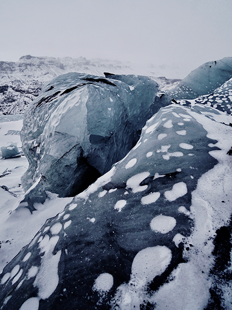Ледник Соульхеймажкютль располагается на Южном побережье острова. Его застывшая вода настолько чиста, что имеет естественный голубой оттенок. Ледник находится рядом с вулканом, поэтому его поверхность до сих пор покрыта темно-серым пеплом, напоминающим об извержении. 