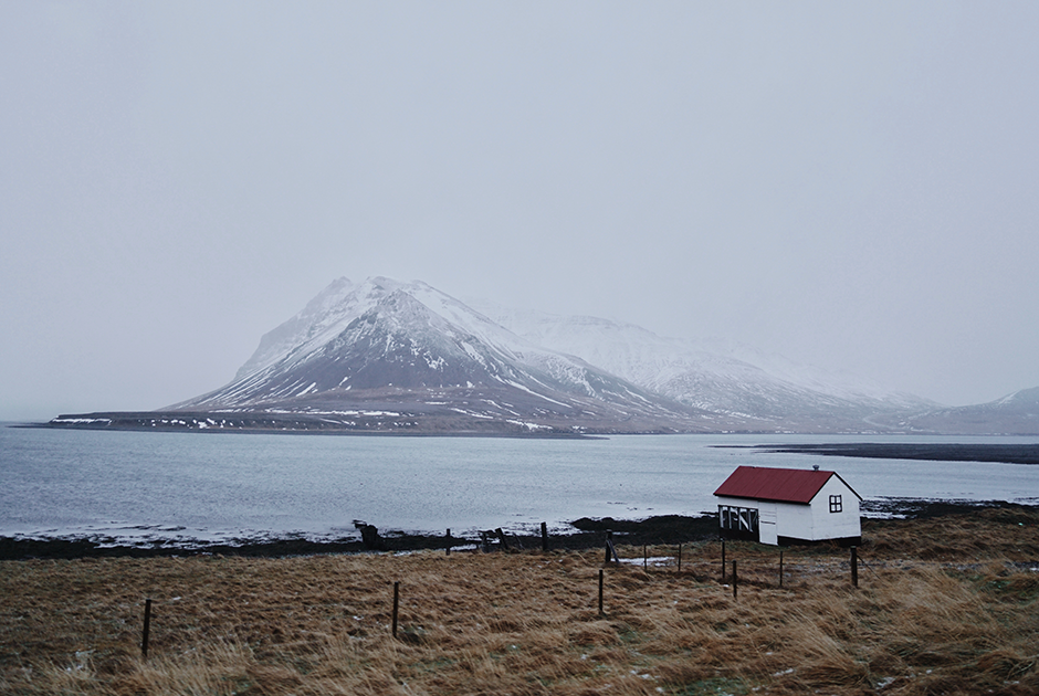Исландцы любят уединение. Внутреннее спокойствие и гармония с окружающим миром — один из главных критериев счастья, по мнению среднестатистического исландца. 

Проезжая по трассе номер 1, опоясывающей остров, постоянно натыкаешься на одиноко стоящие дома. Хозяева могут часами сидеть на террасе в своих мыслях и смотреть на горы и океан. Они ведут размеренную жизнь, многие занимаются разведением лошадей и овец, а по выходным выбираются в ближайший город, расстояние до которого в среднем составляет 20 километров.

Коупавогюр, Хабнарфьордюр и Акюрейри — самые крупные города Исландии помимо Рейкьявика.