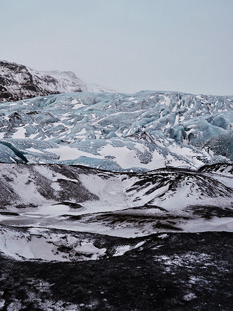Однажды туристы из Китая написали в исландскую газету, что ледник Соульхеймажкютль грязный и его необходимо «помыть». Их разочаровало, что на поездку ушло много денег, а «грязь» испортила все фотографии. Жалоба со словами «Помойте свой ледник», которую, конечно, опубликовали, стала поводом для нескончаемых шуток про китайских туристов, которые больше всего досаждают местным. 

Что касается пепла — исландцы считают его неотъемлемой частью пейзажа, делающей его уникальным: не зря же они прозвали Исландию «страной льда и пламени».