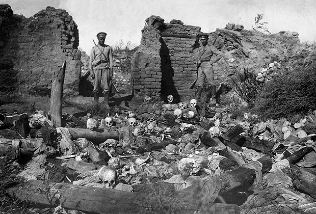 Солдаты стоят над останками жертв геноцида, заживо сожженных турками в армянской деревне Шейхалан в долине Муш, на Кавказском фронте во время Первой мировой войны. Западная Армения, 1915 год