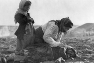 Армянская женщина и ее дети во время депортации в сирийскую пустыню